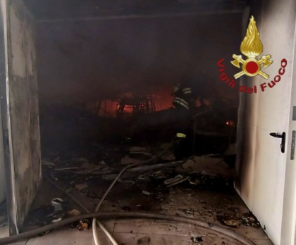 Incendio nella villa abbandonata diventata dimora di senza fissa dimora