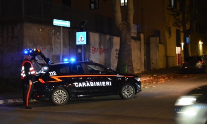 Spari contro l'auto, uomo ferito alla testa e all'addome