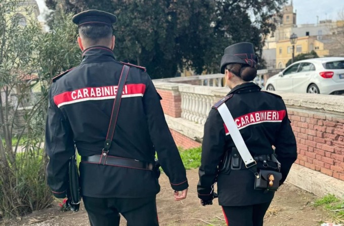 Sequestra e  violenta la collega di lavoro, arrestato