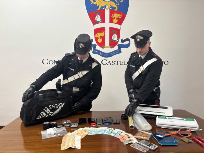 Mezzo milione di droga a due passi dal palazzo papale, albanese in manette