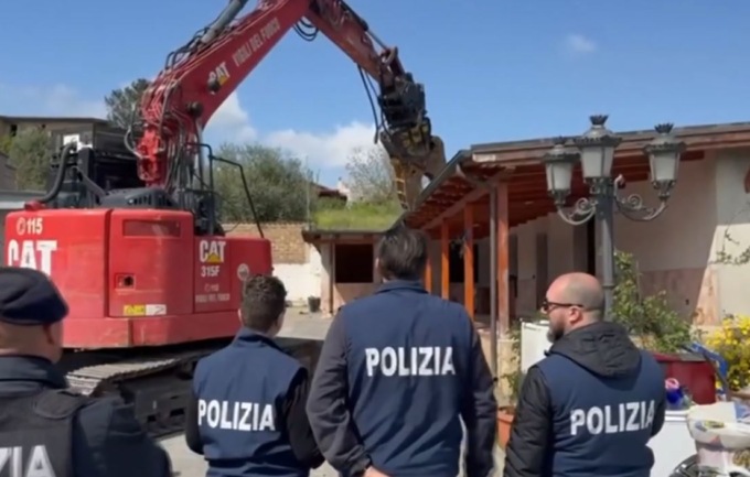 Sgomberate e demolite due abitazioni al Casilino, sinti seguiti dalla sala operative sociale