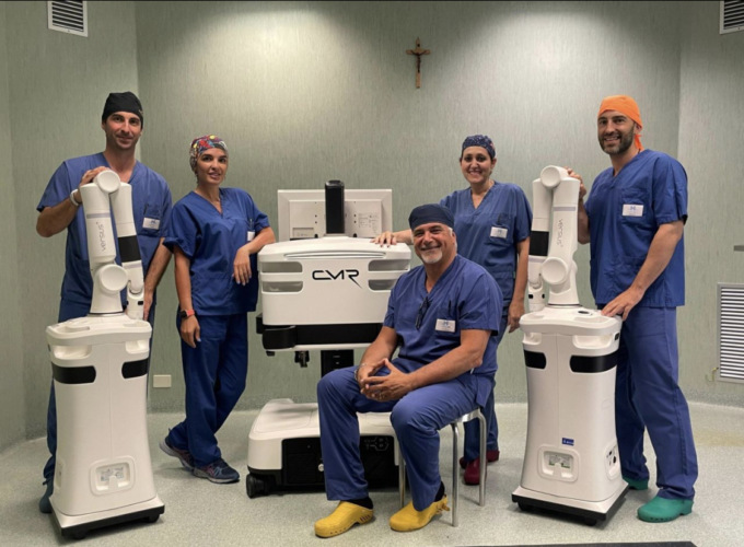 Robot in sala operatoria, intervento al colon su paziente sveglia e senza intubazione
