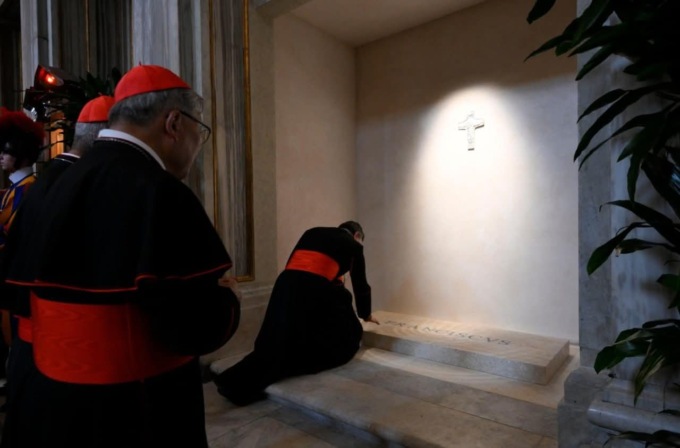 L’omaggio dei cardinali al Papa