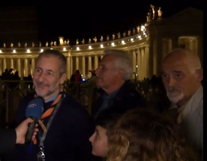 Omaggio al Papa, le emozioni dei fedeli in fila