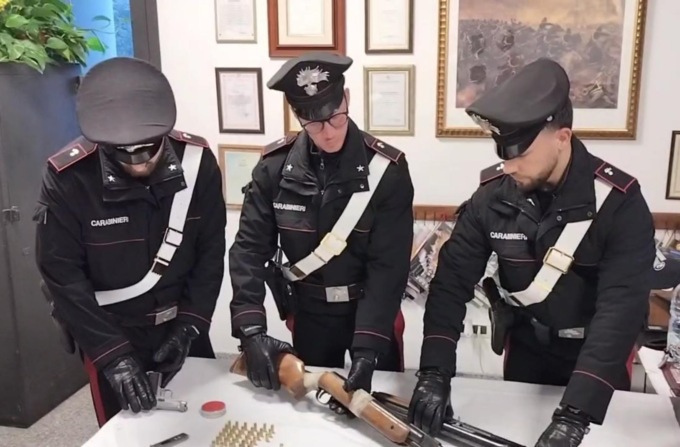 Armi pronte a sparare, uomo arrestato dai Carabinieri