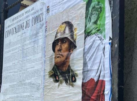 Manifesti raffiguranti Benito Mussolini, la denuncia