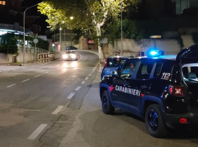 Minaccia la moglie e il figlio con una mannaia, arrestato dai carabinieri