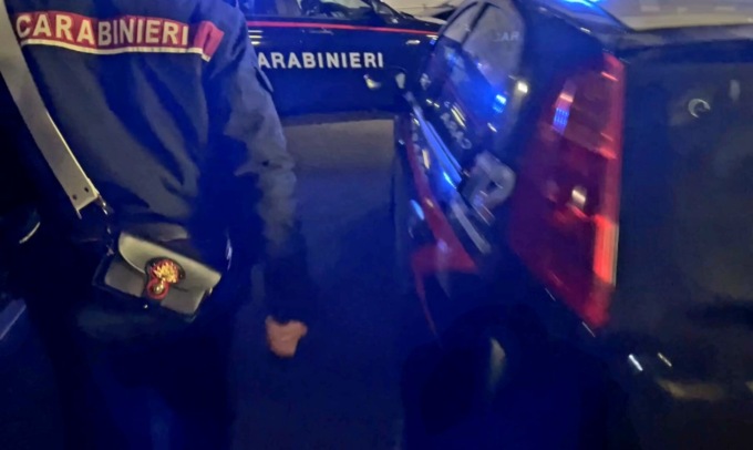 Spruzza spray al peperoncino in paninoteca e ruba collana d’oro, arrestato un 19enne