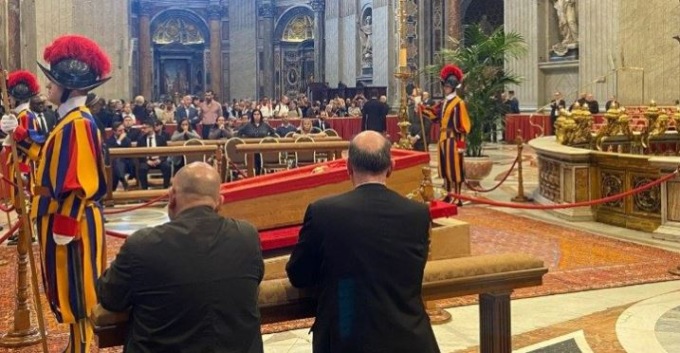 File anche dopo la mezzanotte per rendere omaggio a Papa Francesco