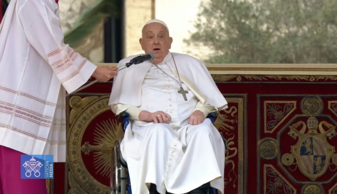 Il Papa a sorpresa in piazza San Pietro: “Buona Settimana Santa”