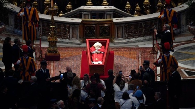 Preghiere, lacrime e commozione. Una folla per rendere omaggio a Papa Francesco