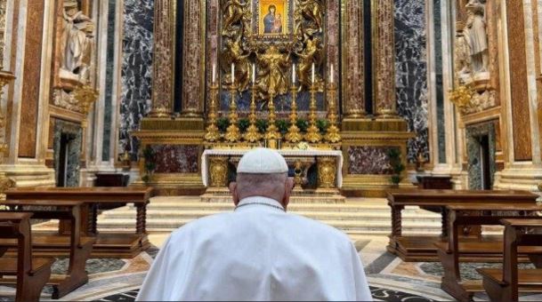 Il Papa in preghiera a Santa Maria Maggiore