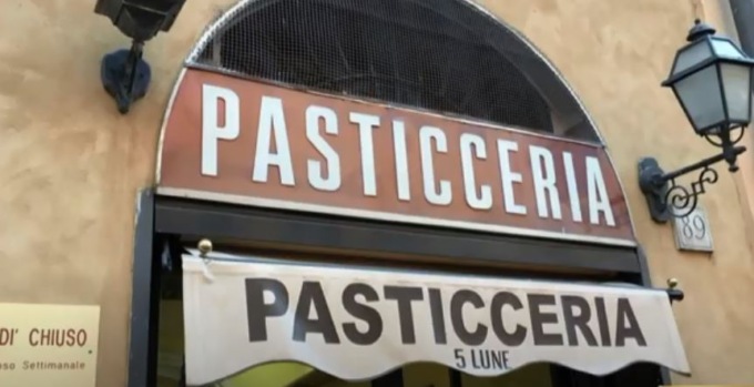 Incendio alla pasticceria Cinque Lune davanti al Senato
