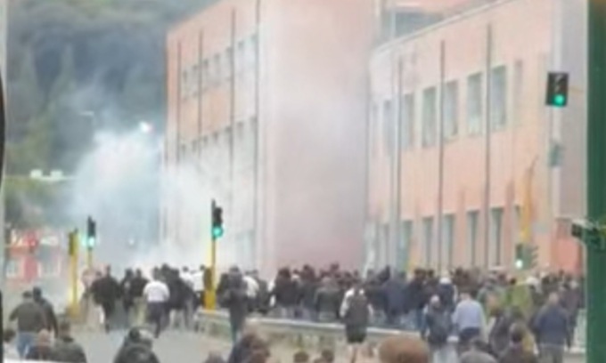 Un pomeriggio ad alta tensione prima del derby, scontri tra tifosi e forze dell’ordine