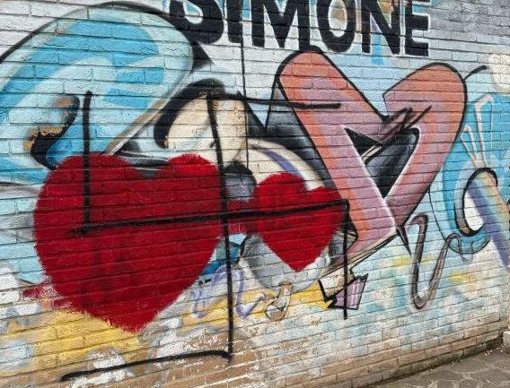 Svastiche su muri e panchine del parco dedicato a Simone Costa