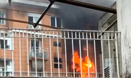 Incendio in un palazzo, 12 persone intossicate