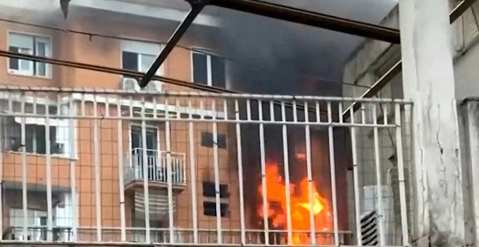 Incendio in un palazzo, 12 persone intossicate