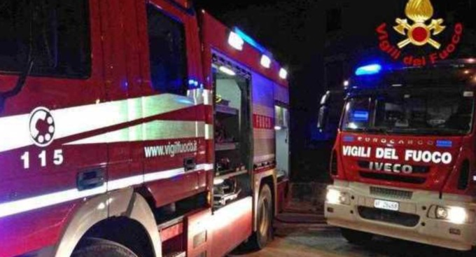 Incendiano un motorino, paura in un palazzo a Tor Bella Monaca