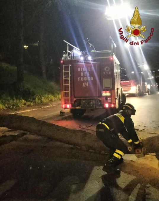 Maltempo, danni e disagi. Oltre 100 gli interventi dei vigili del fuoco