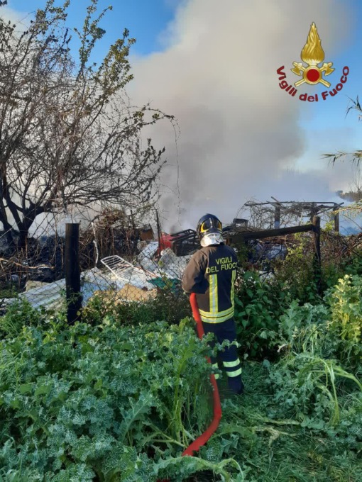 Fiamme al campo nomadi, al lavoro i vigili del fuoco