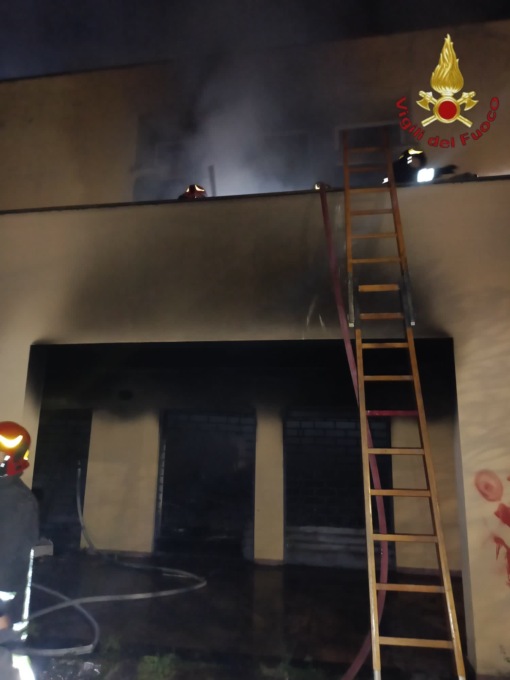 Incendio in una palestra abbandonata utilizzata come discarica