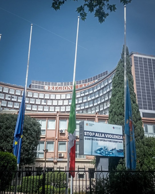 Bandiere a mezz’asta in segno di lutto alla sede della Regione Lazio