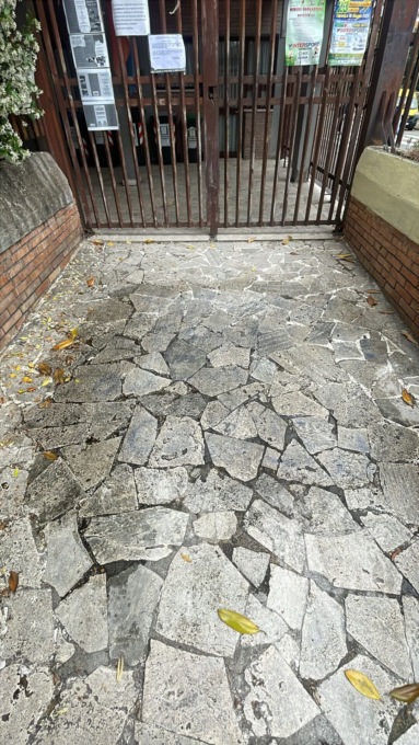 Scritte offensive su strada scolastica, ripulita subito dall’amministrazione