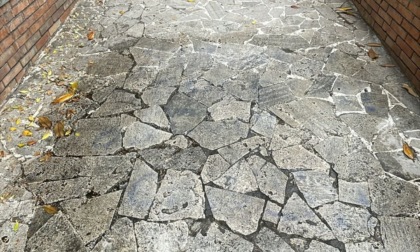 Scritte offensive su strada scolastica, ripulita subito dall'amministrazione