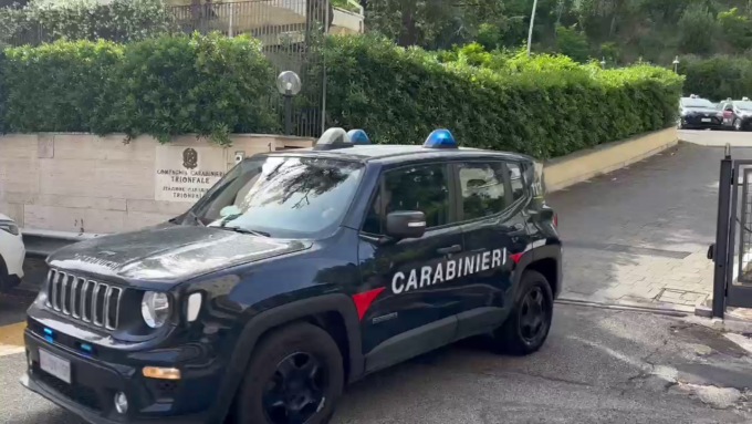 Bottigliate in testa per un cellulare