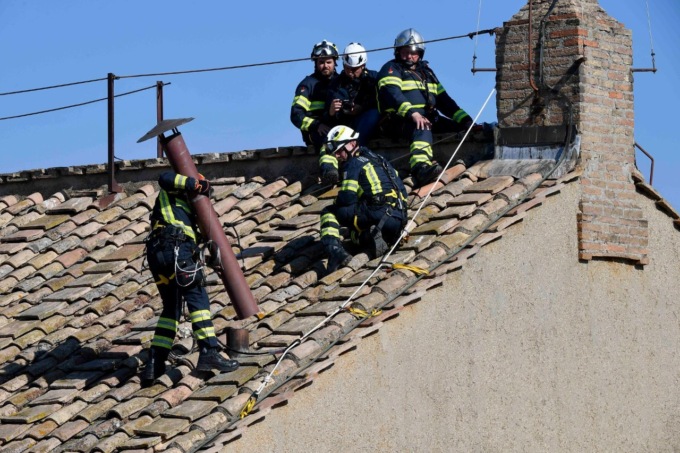 Conclave, montato il comignolo sulla Sistina