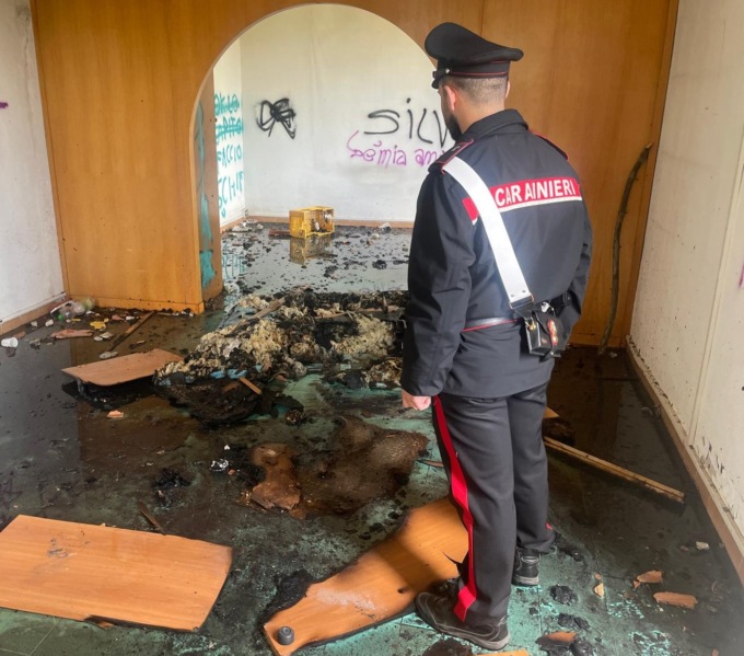 Appiccano un incendio per noia, denunciati 4 minorenni
