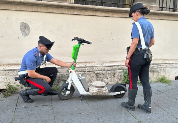 Sorpreso a trasportare una base di colonna di marmo antica, denunciato turista tedesco