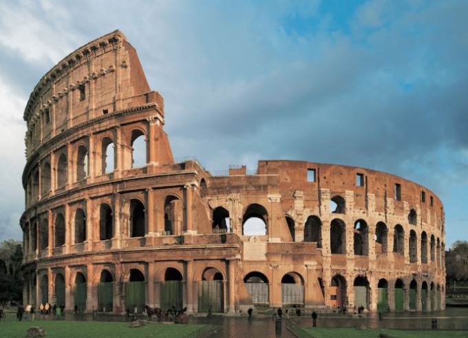 Tenta di scavalcare al Colosseo, turista resta infilzato