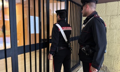 Madre e figlio occupano un'abitazione e si allacciano abusivamente alla rete elettrica