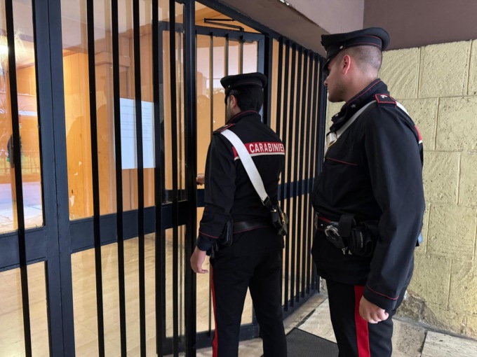 Madre e figlio occupano un’abitazione e si allacciano abusivamente alla rete elettrica