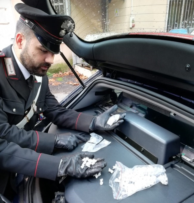Spaccio di droga, arrestato un minore