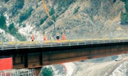 Lavori notturni sul Gra per il varo del nuovo ponte in acciaio