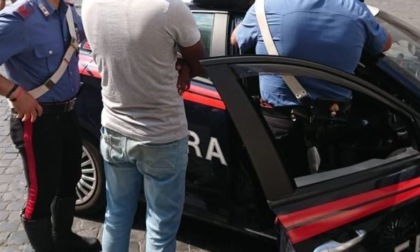 Ferisce con le forbici il barbiere, arrestato