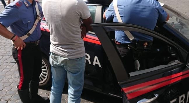 Ferisce con le forbici il barbiere, arrestato