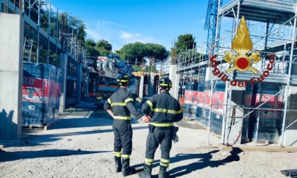 Crolla il solaio in un cantiere, sei feriti