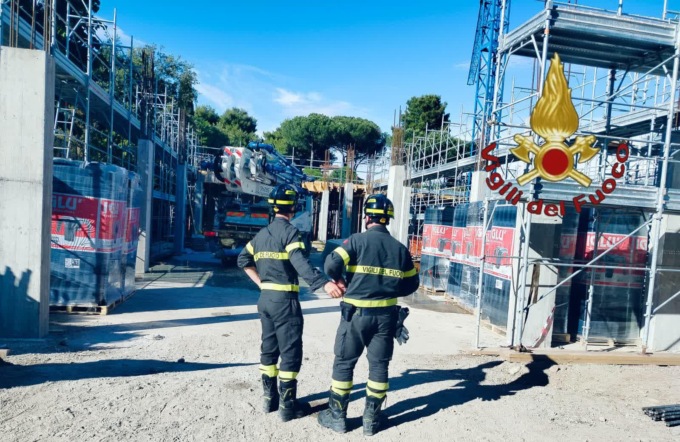 Crolla il solaio in un cantiere, sei feriti