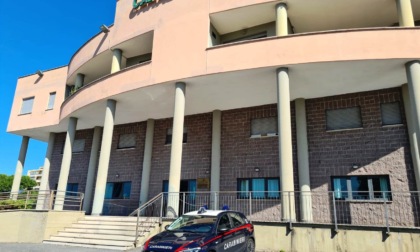 Aggredita, presa a pugni e rapinata, arrestato un 39enne