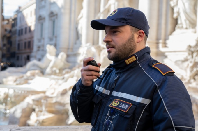 Fontana di Trevi, borseggi e gioco delle tre campanelle: l’intervento della polizia locale