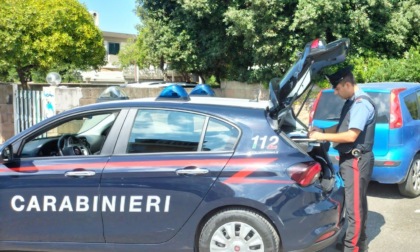 Danneggiano auto parcheggiate, in manette due indiani