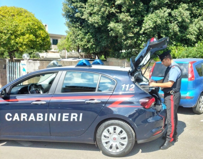 Danneggiano auto parcheggiate, in manette due indiani
