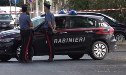 Uccide la compagna e si presenta dai Carabinieri