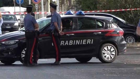 Uccide la compagna e si presenta dai Carabinieri