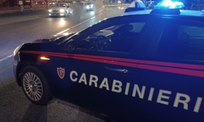 Minaccia la mamma con un coltello, arrestato