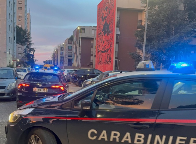 Sbatte la compagna contro un mobile di vetro, arrestato