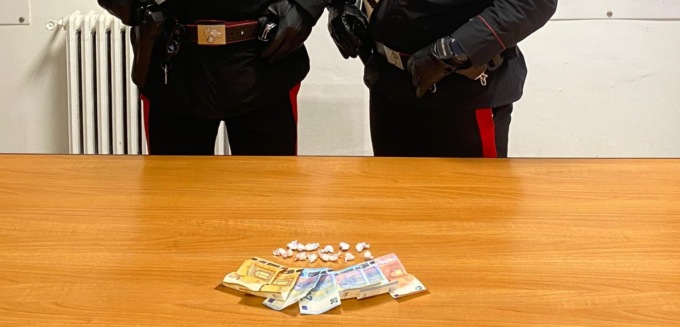 Trovato con dosi di cocaina e crack in auto, arrestato